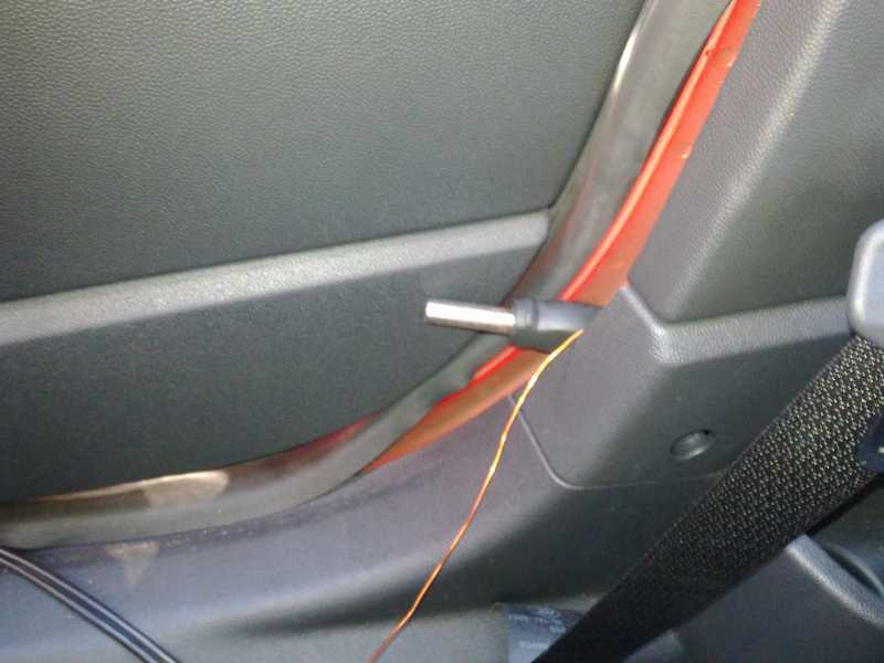 Draht hinter der Verkleidung Draht hinter der Verkleidung