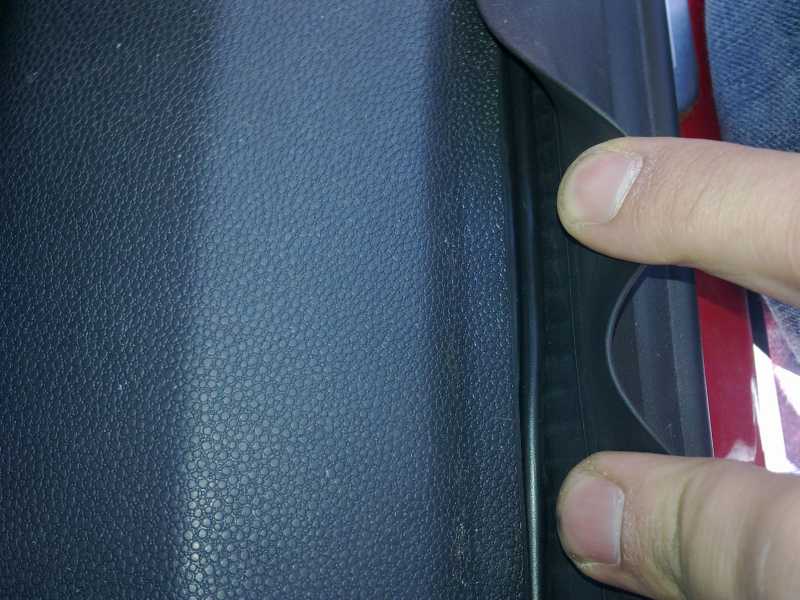 Lautsprecherkabel unter der Einstiegsleistenverkleidung Lautsprecherkabel unter der Einstiegsleistenverkleidung