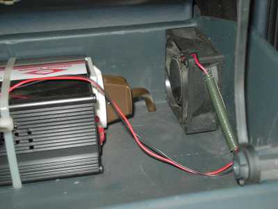 230 V-Wandler im Handschuhfach 230 V-Wandler im Handschuhfach